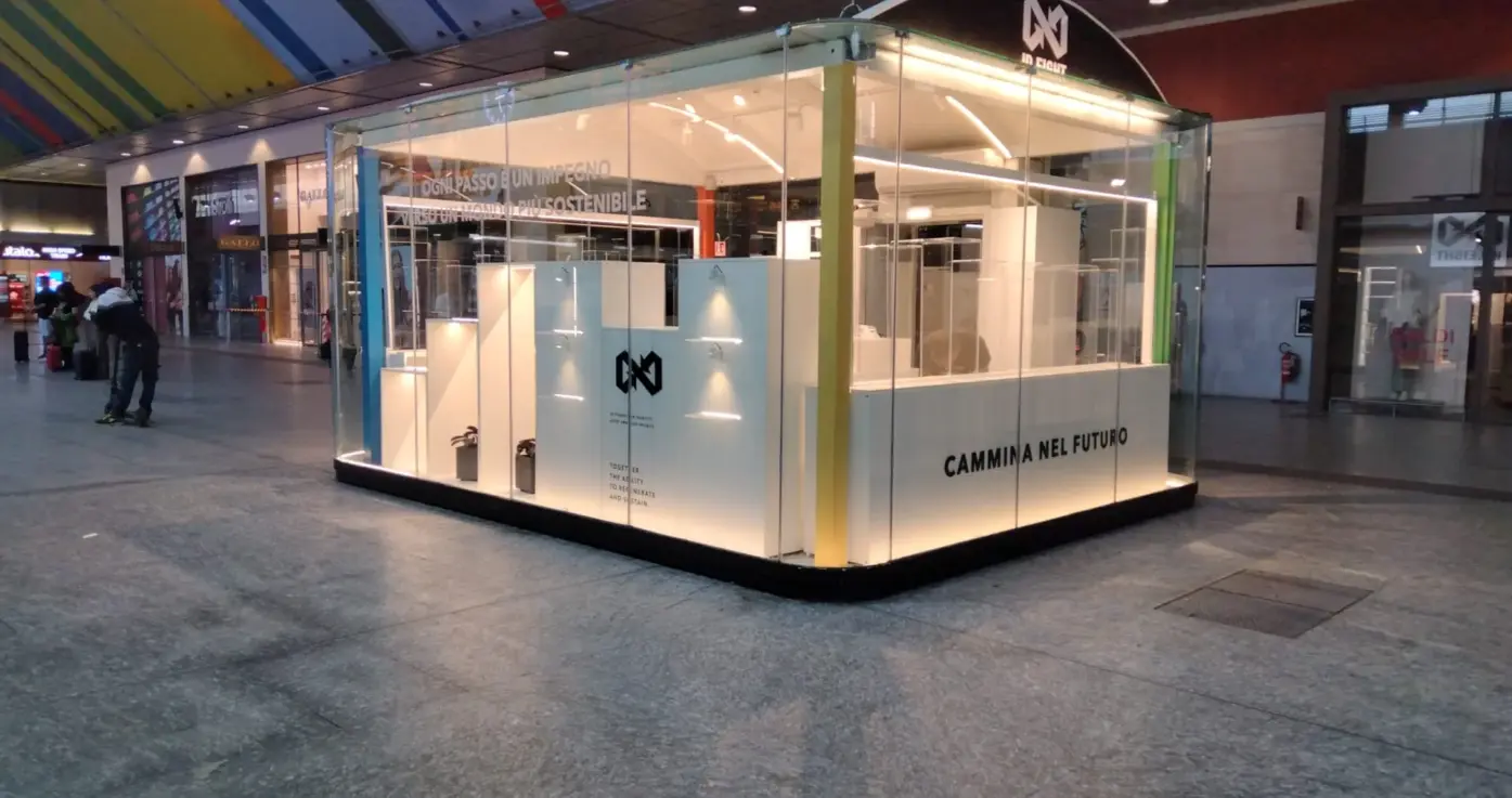 Per ID.EIGHT, brand italiano di sneakers eco-friendly realizzate con materiali riciclati e sostenibili, abbiamo curato l’allestimento e la comunicazione visiva dello spazio espositivo. L’intervento ha previsto la realizzazione di insegne luminose, grafiche ambientali e visual coordinati, con un linguaggio essenziale e tecnologico che riflette i valori del marchio: sostenibilità, innovazione e stile urbano. Ogni elemento è stato progettato per trasmettere un’idea di futuro responsabile, dove la forma incontra la consapevolezza ambientale.